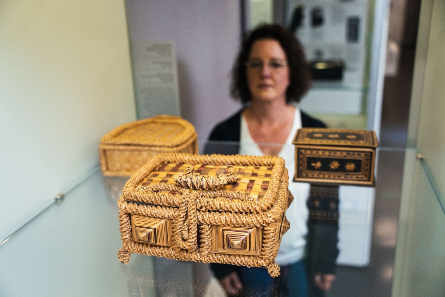 Osteuropäische Zwangsarbeiter fertigten Zierkästen und –körbchen, um sie gegen Lebensmittel oder Kleidungsstücke einzutauschen. (©Kreismuseum Wewelsburg, André Heinermann)